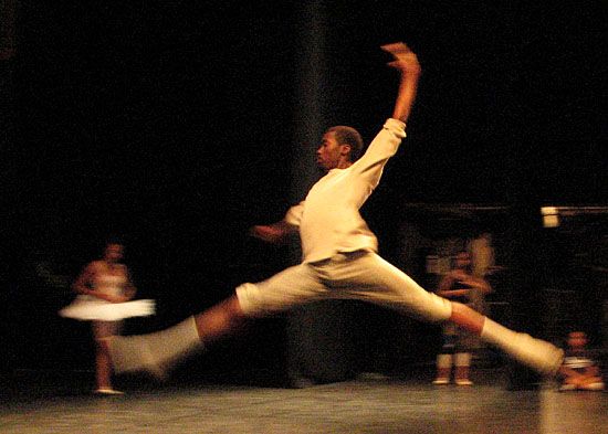 61708_8888_wade_leaps_cr2_w.jpg